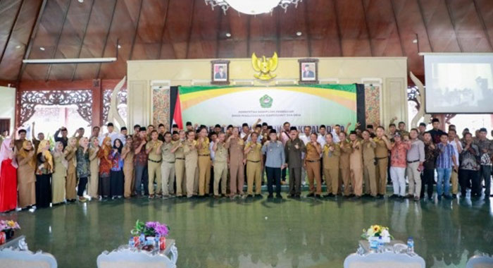 Bupati Pamekasan, Baddrut Tamam, saat foto bersama dengan seluruh kepala desa di wilayahnya.