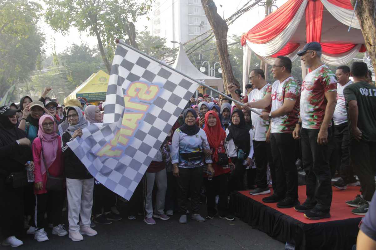 Berangkatkan Peserta Jalan Sehat Harkopnas ke-78, Wabup Gresik: Pemkab Tumbuh Bersama Koperasi