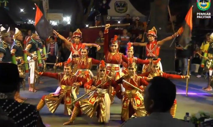 Atraksi seni Rontek Pacitan. foto: bangsaonline.com/ yuniardi sutondo