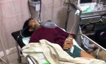 Radea terbaring di rumah sakit. Jalan kaki, menabrak gerbong KA.