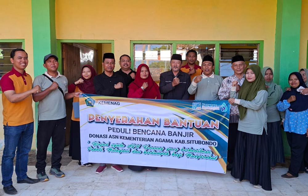 Kemenag Situbondo saat menggelar Aksi Peduli Banjir Besuki dan Banyuglugur. Foto: Ist.