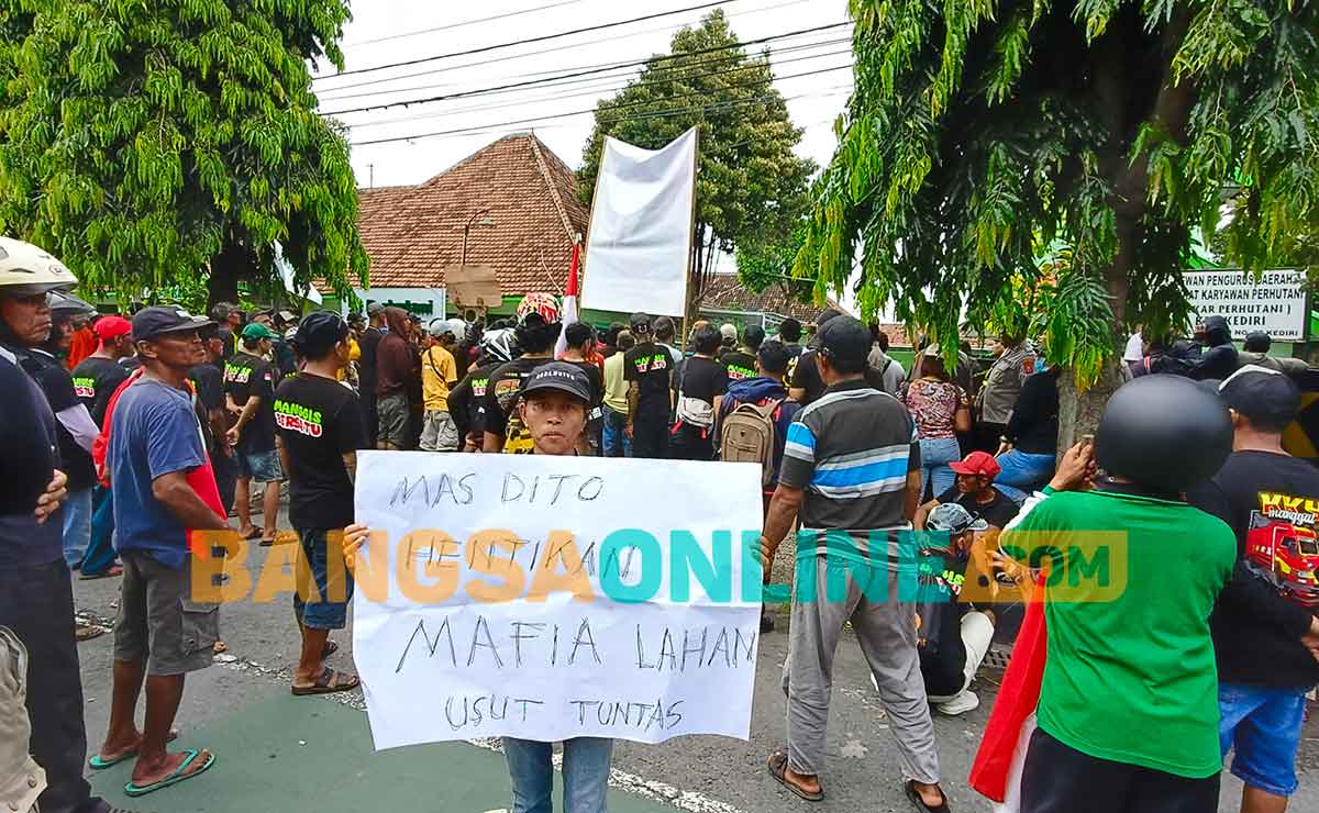 Aksi demo warga Manggis di depan Kantor Perhutani Kediri. Foto: MUJI HARJITA/BANGSAONLINE