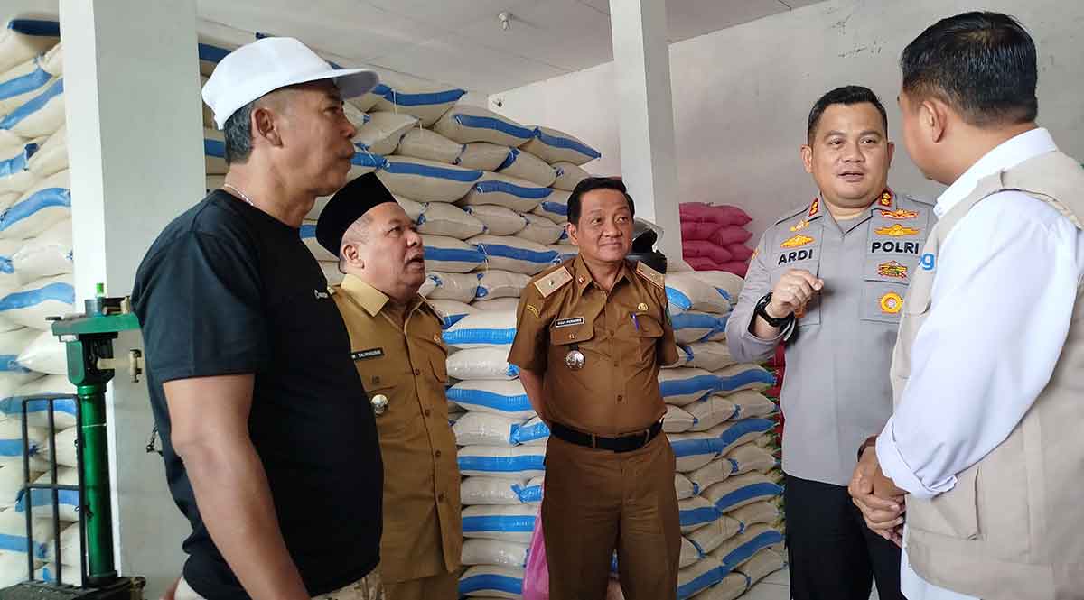 Tim Satgas Pangan Jombang saat sidak ke Pasar Legi.
