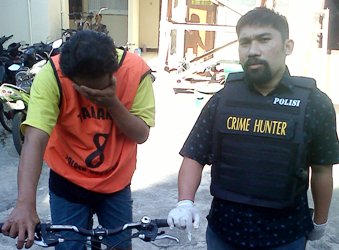 Kanit Reskrim mendampingi pelaku pencurian dan barang bukti.foto:rusmiyanto/BANGSAONLINE