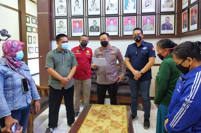 Kapolres Blitar AKBP Adhitya Panji Anom saat melakukan mediasi kepada kedua belah pihak.
