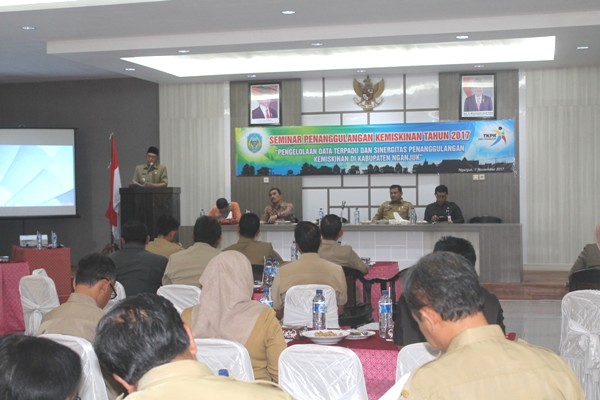 Plt Bupati Nganjuk KH Abdul Wachid Badrus memberikan sambutan pada seminar penanggulangan kemiskinan 2017. Foto: BAMBANG DJ/BANGSAONLINE
