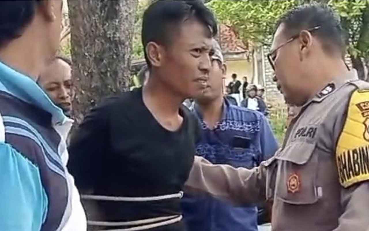 Pelaku saat diikat warga dan diamankan polisi setelah menggondol tas milik warga Bangkalan.