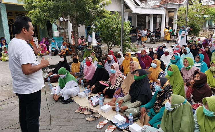 Qosim saat sambung rasa dengan warga Dusun Karangan Kecamatan Benjeng. foto: ist.