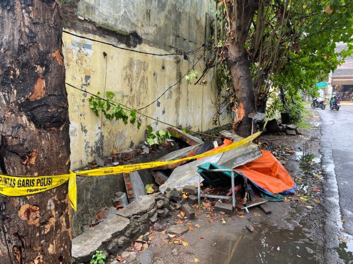 TKP ambruknya tembok Polsek Dukuh Pakis Surabaya
