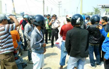 Massa LSM Ampuh saat demo di pintu masuk pelabuhan internasional. (foto: syuhud/BANGSAONLINE)