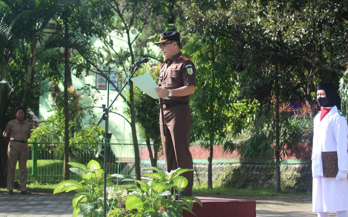 Kepala Kejaksaan Negeri (Kajari) Nganjuk Nophy Tennophero Suoth saat menyampaikan amanatnya dalam upacara di SMP Negeri 1 Sawahan. 