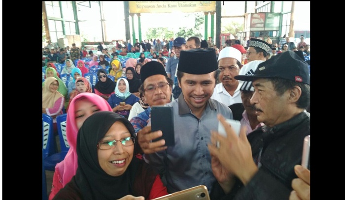 Emil Elestianto Dardak, bakal Cawagub Jatim saat menemui pendukungnya di Banyuwngi, beberapa waktu lalu. Foto: IST 