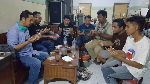 Kru penggarap program humor Gus Dur BANGSAONLINE TV berdoa saat buka puasa bersama, Selasa (12/5/2020). foto: bangsaonline.com