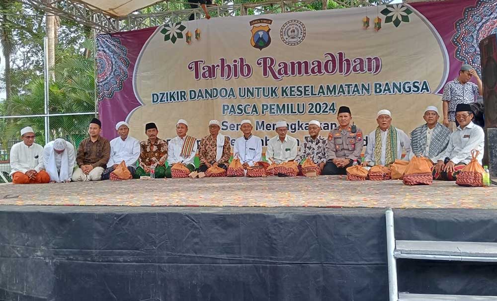 Baksos bagi-bagi sembako yang digelar Polda Jatim untuk 500 warga kurang mampu, Jumat (8/3/2024).