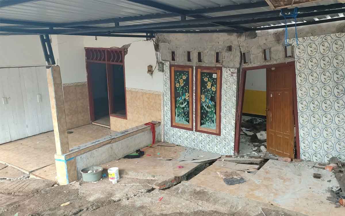 Kondisi rumah warga yang rusak akibat tanah gerak.