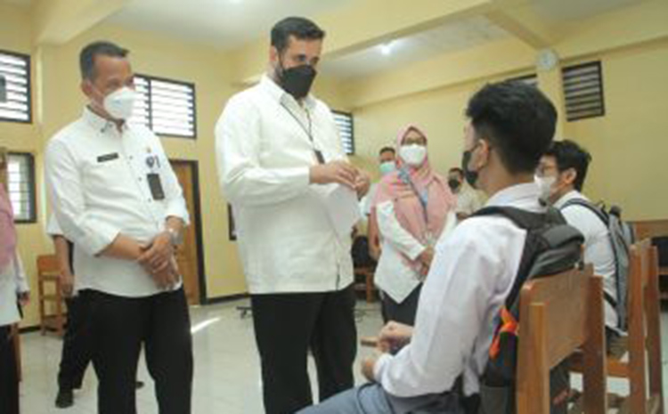 Wali Kota Habib Hadi melakukan pemantauan terhadap giat vaksinasi di SMKN 1 Kota Probolinggo, Rabu (4/8/2021) pagi.