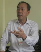 Alexander Arif, kuasa hukum korban penipuan batu bara saat memberikan keterangan kepada wartawan di kantor Kejati Jatim, Rabu (10/12). foto: nur faishal/Bangsa Online