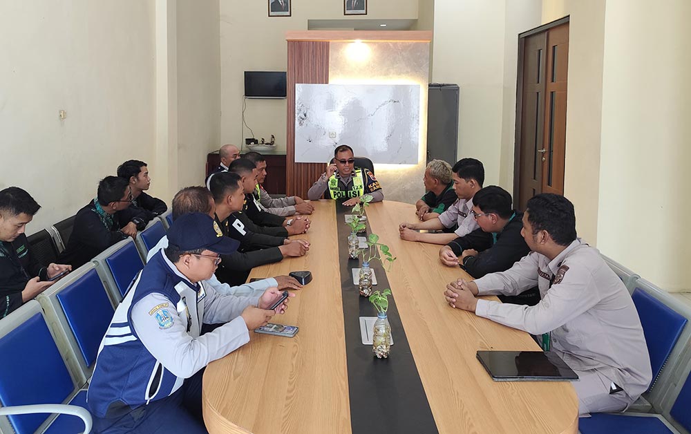 Kanit Kamsel Satlantas Polres Gresik, Ipda Andreas Dwi Anggoro, memberikan arahan kepada para driver Transjatim. Foto: Ist.