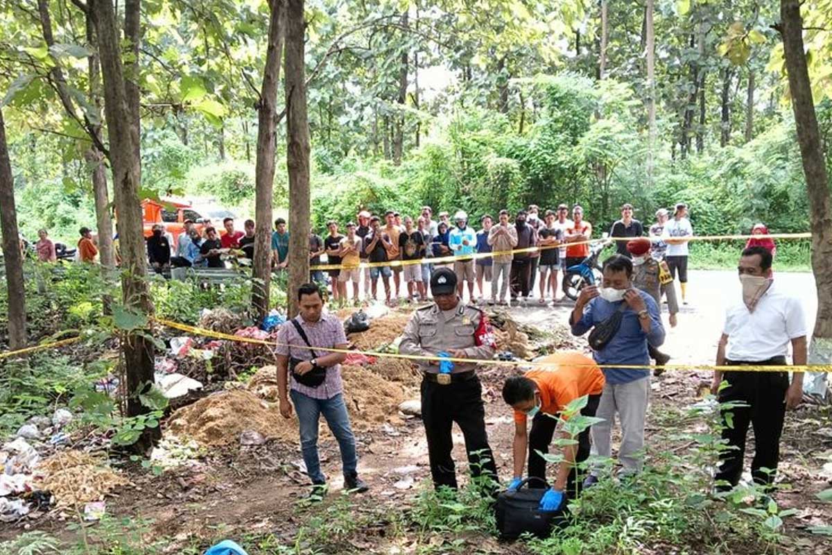 Aparat kepolisian saat melakukan olah TKP temuan mayat perempuan tanpa identitas di Desa Sambikerep, Kecamatan Rejoso, Kabupaten Nganjuk, Jawa Timur, Senin (25/3/2024). Foto: Dok. Polres Nganjuk.