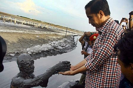 Jokowi saat berkunjung ke lumpur Lapindo di Sidoarjo Jawa Timur