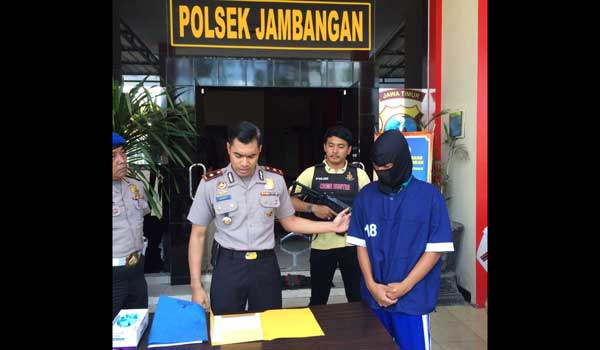 Tersangka pencuri kabel didampingi Kapolsek Jambangan. foto: ekoyono/ BANGSAONLINE