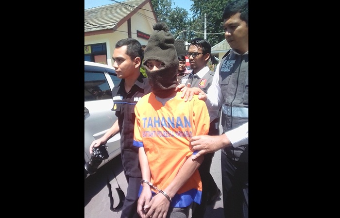 Tersangka saat digelandang petugas Satreskrim Polresta Sidoarjo.