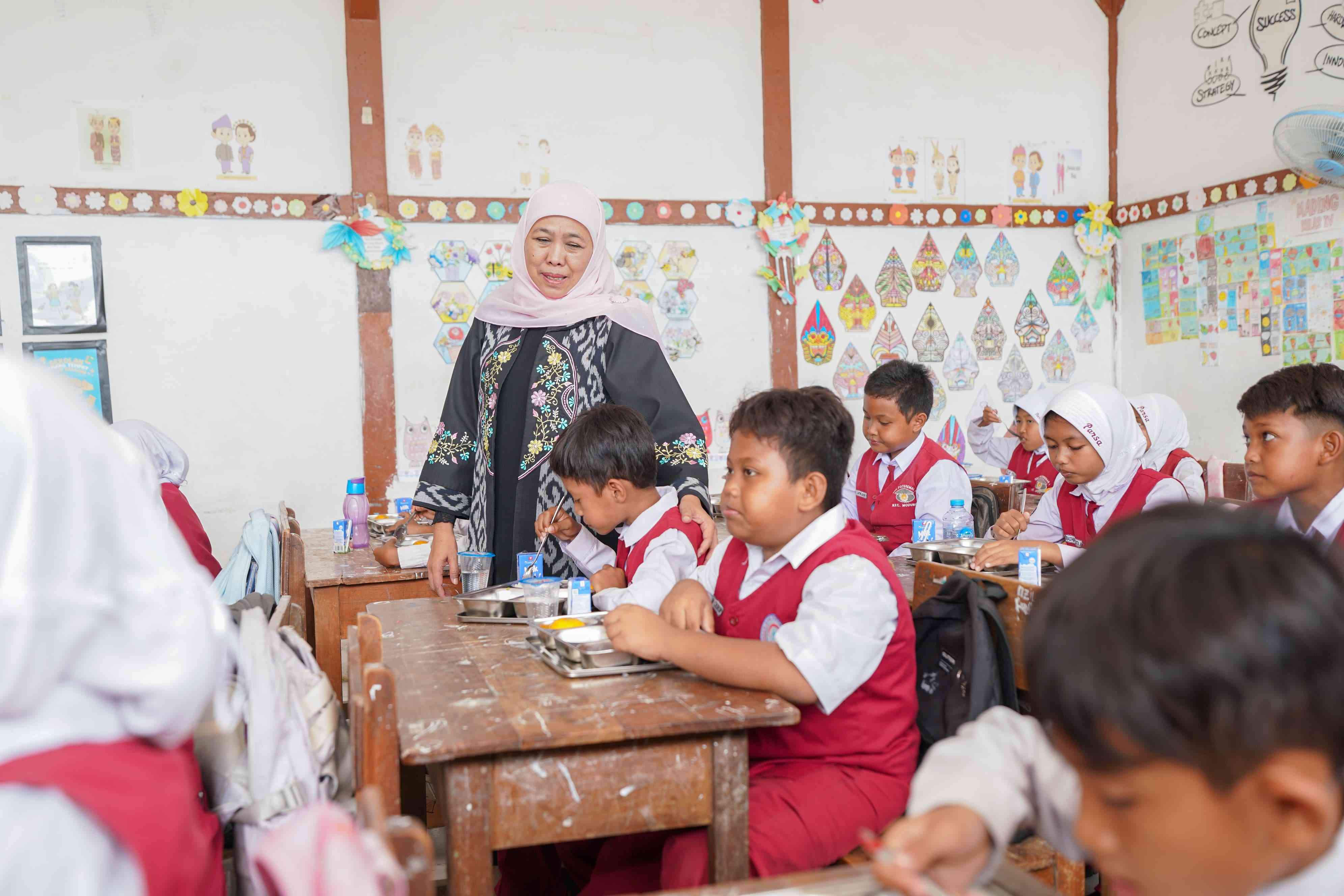  Khofifah Indar Parawansa, calon Gubernur Jawa Timur terpilih saat meninjau pelaksanaan program Makan Bergizi Gratis di SDN Paterman 1 Modung Kabupaten Bangkalan, Selasa (7/1/2025). Foto: dok. pribadi