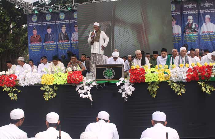 Plt Bupati Nganjuk KH Abdul Wachid Badrus, saat memberikan sambutan pada pelaksanaan Nganjuk Bersholawat. Foto: BAMBANG DJ/BANGSAONLINE 