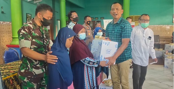 SIMBOLIS: Santunan yatim yang digelar Minarak Brantas Gas di Desa Penatarsewu, Tanggulangin, Jumat (22/4/2022). foto: ist.