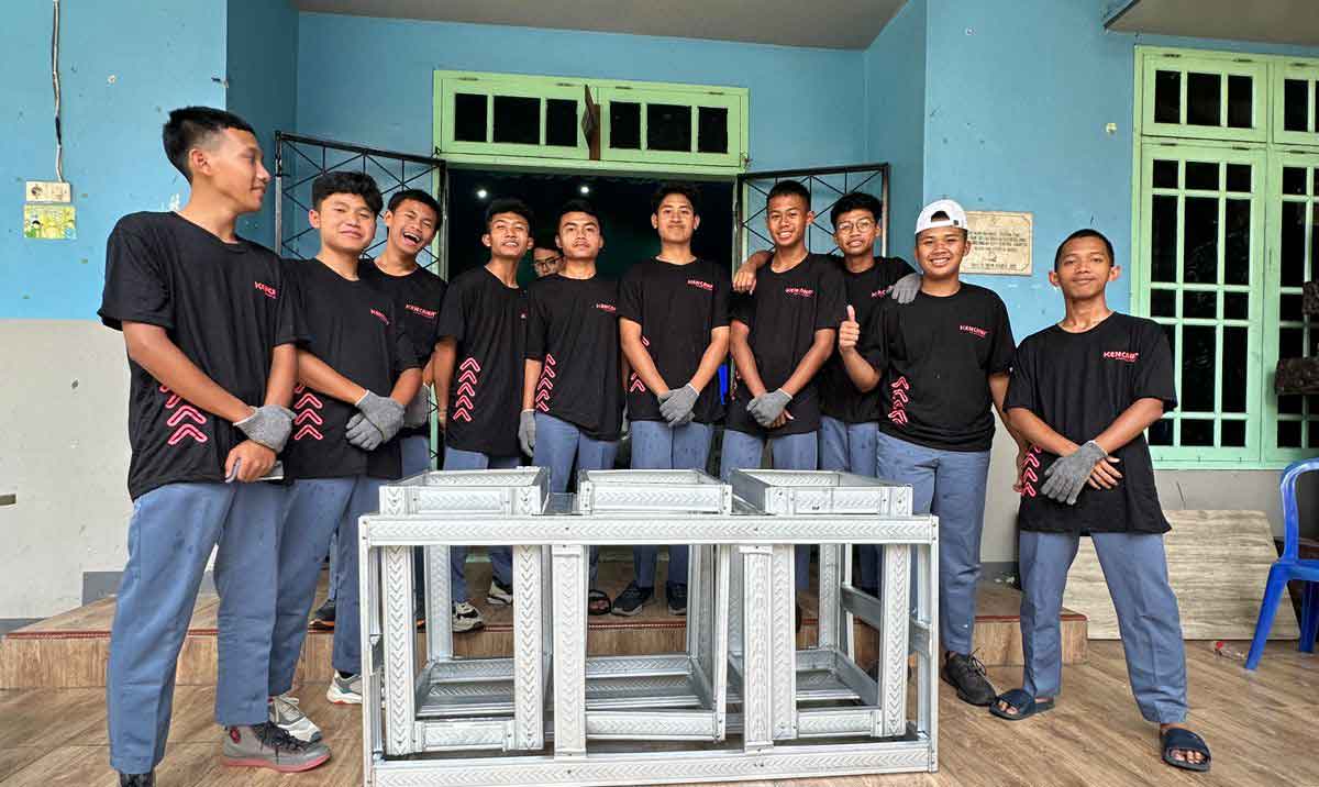 Para pelajar saat menunjukkan rak sampah dari baja ringan yang diproduksi.