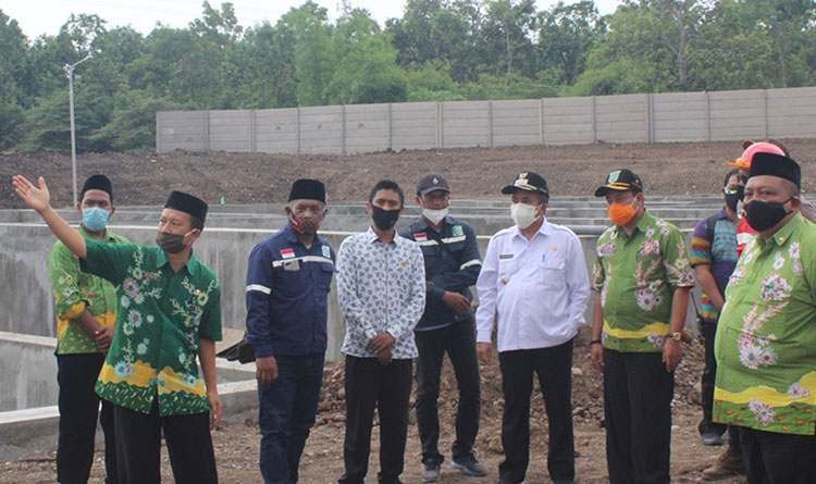 Wakil Bupati Pasuruan K.H. Mujib Imron bersama dengan beberapa OPD terkait melakukan sidak ke proyek pembangunan TPA Wonokerto, Kamis (3/12/2020) kemarin.  (foto: ist)