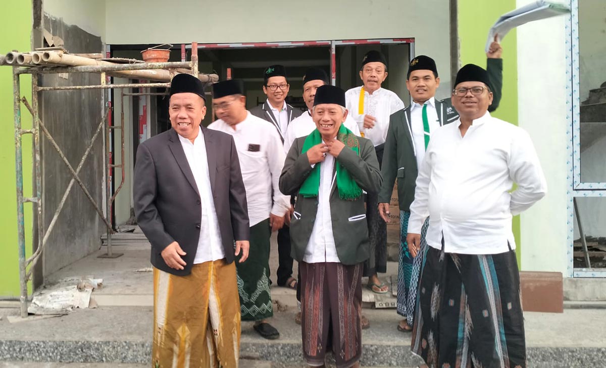 Wakil Bupati Pasuruan KH Mujib Imron (kiri) saat meninjau gedung MCW NU Gempol, beberapa waktu lalu.