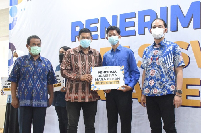 Wali Kota Kediri Abdullah Abu Bakar didampingi Asisten Administrasi Umum Nur Muhyar (kiri) saat menyerahkan beasiswa masa depan kepada salah satu penerima. foto: Kominfo