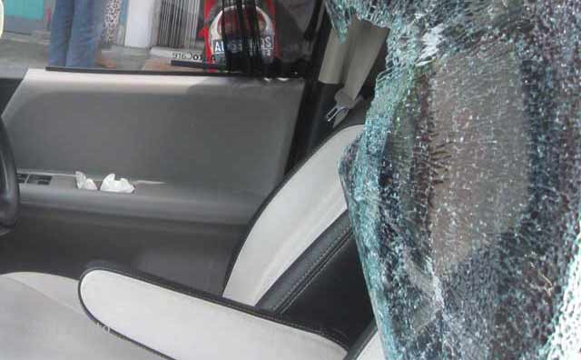 Pencurian dengan modus pecah kaca mobil. foto: ilustrasi