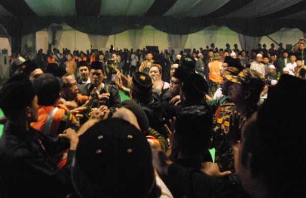 Kerusuhan yang terjadi saat sidang pleno tatib Muktamar NU ke-33 Jombang. foto: rony suhartomo/BANGSAONLINE