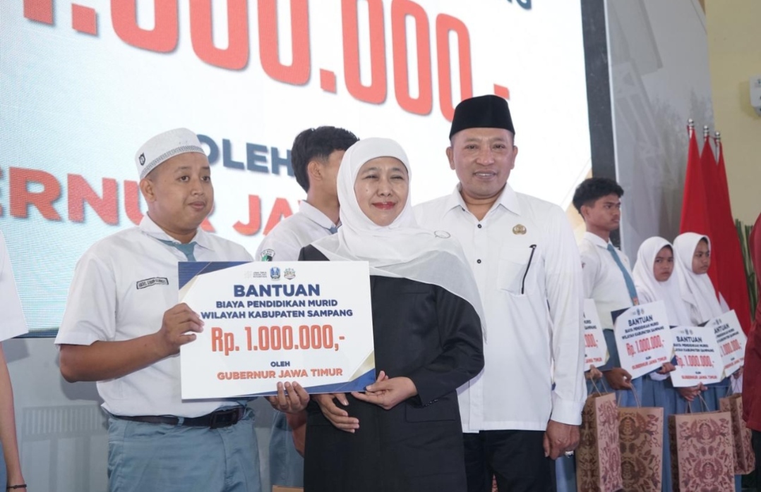 Gubernur Khofifah saat penyaluran Sapa Bansos di Sampang