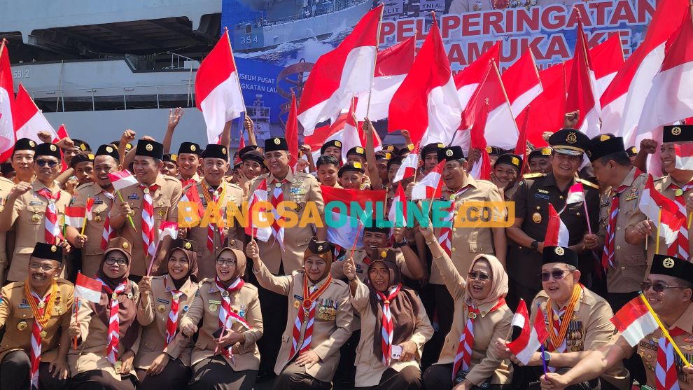 Gubernur Jawa Timur, Khofifah Indar Parawansa saat peringatan Hari Pramuka ke-64 Tahun 2025 di Dermaga Madura, Koarmada II Surabaya. Foto: Devi Fitri Afriyanti/BANGSAONLINE