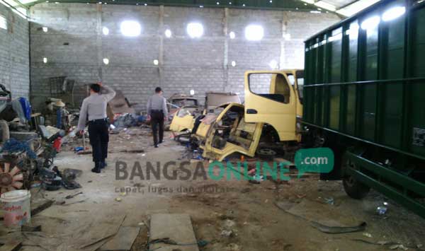 PENADAH: Gudang milik KR, penadah mobil curian di Desa Margomulyo, Kecamatan Balen diperiksa polisi. foto: eky nurhadi/ BANGSAONLINE