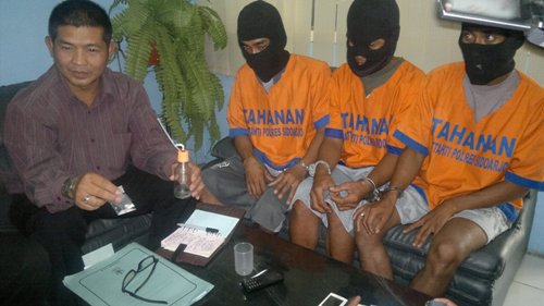 BARANG BUKTI -Kasat Narkoba Polres Sidoarjo AKP Redik Tribawanto menunjukkan barang bukti dan tiga tersangka kasus narkoba, di Mapolres Sidoarjo, Selasa (16/9/2014). foto: catur andy/BangsaOnline