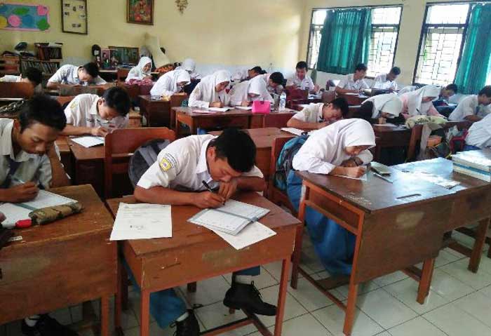 Menulis Al-Qur’an dengan metode "Follow The Line" semakin di minati oleh para Santri. Tampak siswa/wi SMAN 1 Soko Mojokerto yang mengisi pondok Ramadan dengan kegiatan belajar menulis Al-Qur’an dengan metode FTL. 