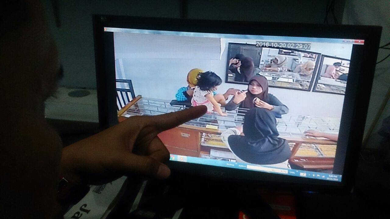 Rekaman CCTV yang menunjukkan perempuan pencuri perhiasan. Foto : istimewa