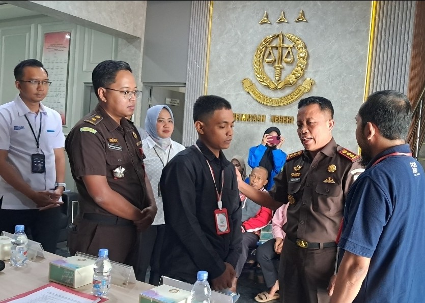 Kajari Tuban, Supardi (dua dari Kanan) saat memberi nasehat kepada tersangka yang mendapat RJ