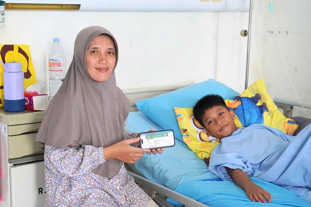 Siti Rochmah saat mendampingi putranya. (Ist)