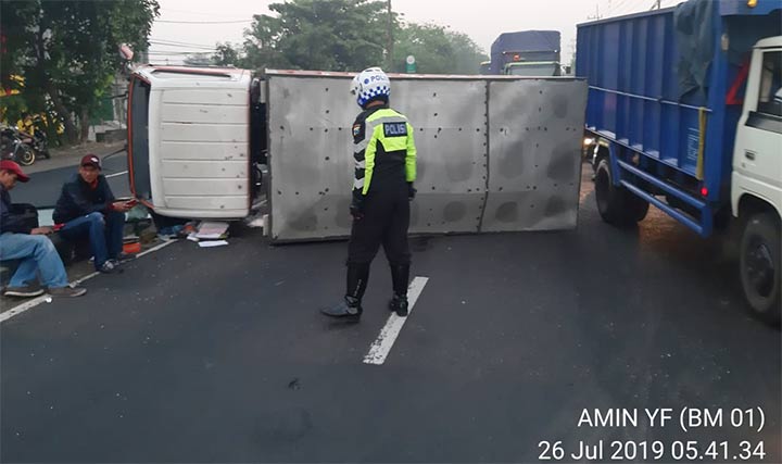 Kondisi truk sebelum dievakuasi petugas.