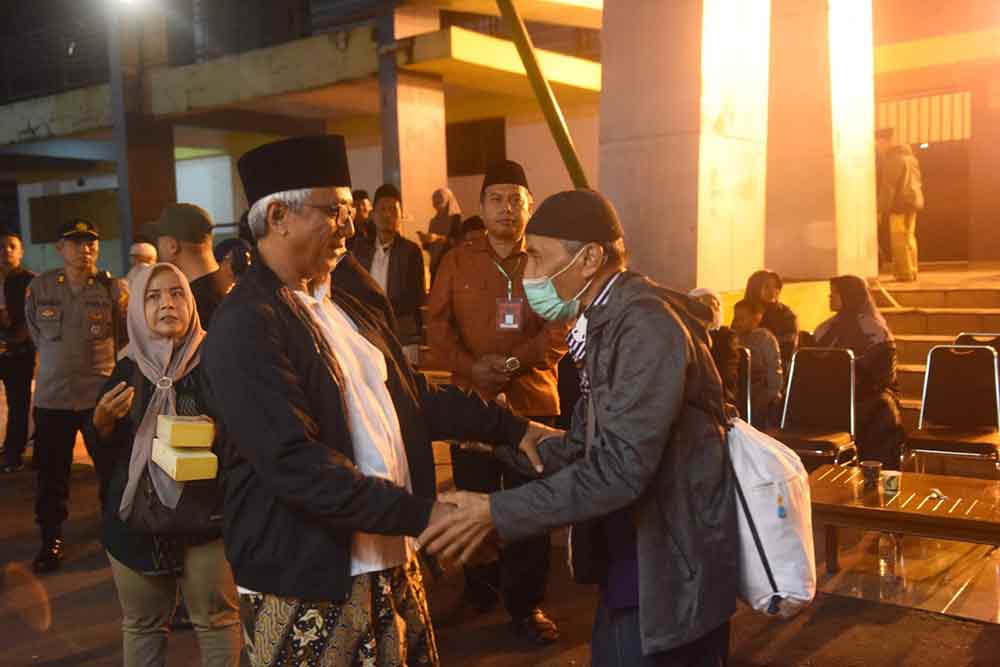Gus Qowim saat menyalami salah satu jamaah haji. (Ist)