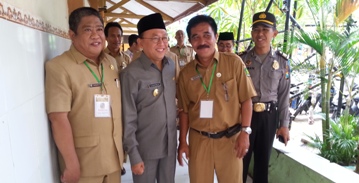DARI KIRI - Kasek SMA 2 Sumenep, Hermono Prayudi Anggoro, bersama Bupati Sumenep, Busyro Karim (tengah).