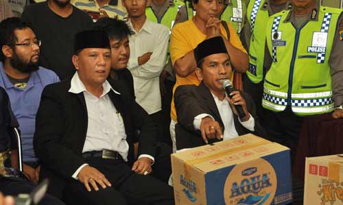Wisnu Wardana bersama pasangannya Tomi Ari Wibowo saat di KPU Kabupaten Kediri saat mendaftarkan diri menjadi calon bupati jalur perseorangan. (foto: arif kurniawan/BANGSAONLINE)