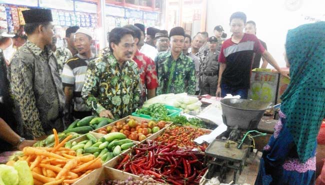 TINJAU LAPAK: Wabup H Nur Ahmad Syaifuddin dan Ketua DPRD H Sullamul Hadi Nurmawan meninjau lapak saat Peresmian dan Tasyakuran Pasar Sukodono, Jumat (22/7) malam. foto: MUSTAIN/ BANGSAONLINE