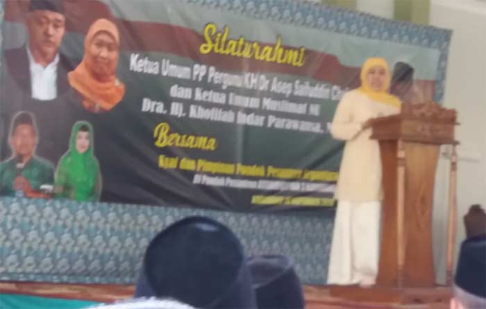 Gubernur Jawa Timur terpilih Dra Hj Khofifah Indar Parawansa, M.Si saat menyampaikan orasi kebangsaan di Pondok Pesantren Asshidiqiyah 3 Karawang, Jawa Barat. foto: BANGSAONLINE
