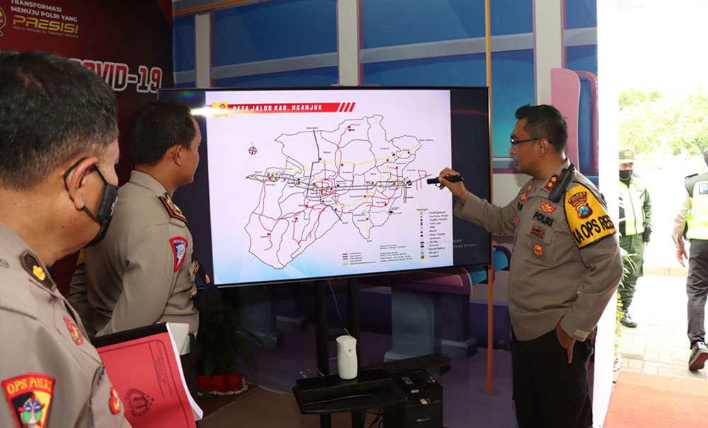 Kasatlantas Polres Nganjuk AKP Indra Budi Wibowo saat memantau arus mudik di Exit Tol Begadung Kabupaten Nganjuk, Kamis (28/4/2022).